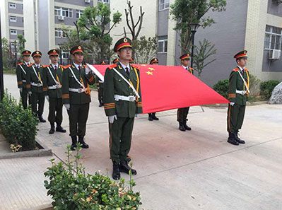 國歌嘹亮，紅旗招展--熱烈祝賀天虹公司圓滿舉行了新工業(yè)園揭牌儀式和升旗儀式